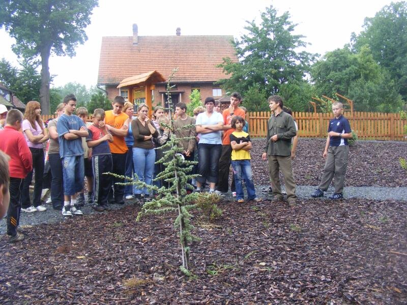 Pan Lesniczy z wielkim zapalem oprowadzal po arboretum.jpg
